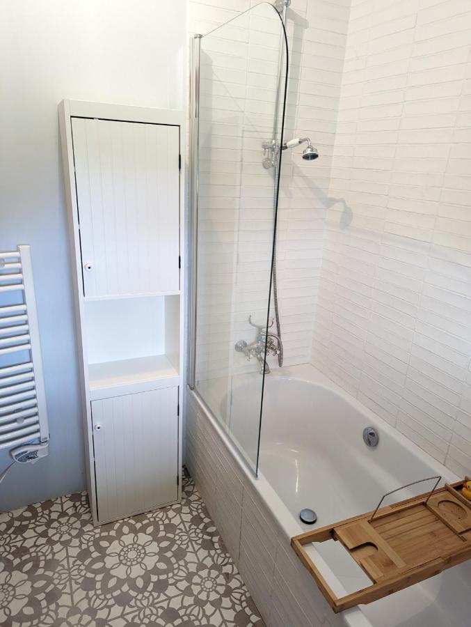 Maison Typique Bretonne Avec Toit De Chaume Camors Exterior foto