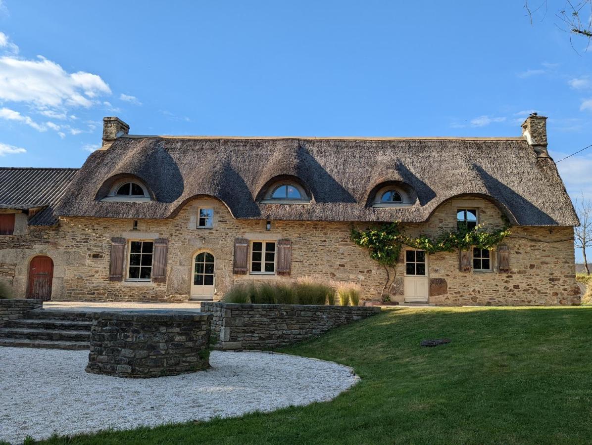 Maison Typique Bretonne Avec Toit De Chaume Camors Exterior foto