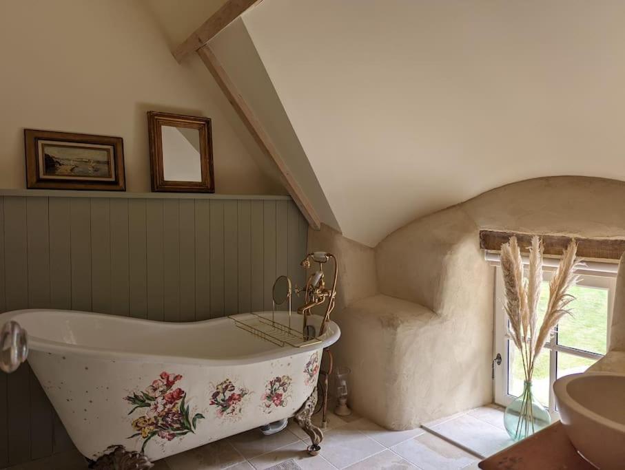Maison Typique Bretonne Avec Toit De Chaume Camors Exterior foto